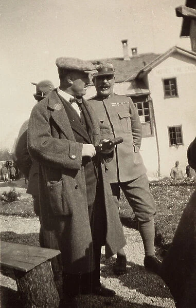 The journalist Luigi Albertini speaks with an army officer. The photo was taken in 1916, during World War I