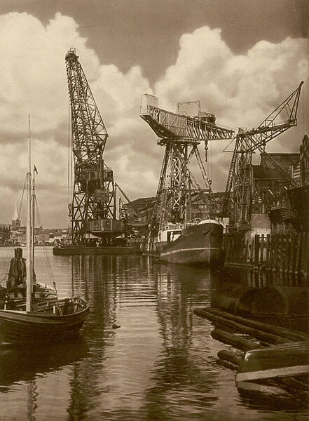 Kiel, Der Riesenschwimmkran (links) der Germaniawerft; Kiel, Giant floating crane (left) of the Germania Shipbuilding Yards (b  /  w photo)