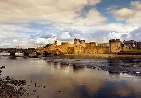 King John's Castle beside the River Shannon, Limerick, County Limerick, Republic of Ireland, built in the 13th century (photo)