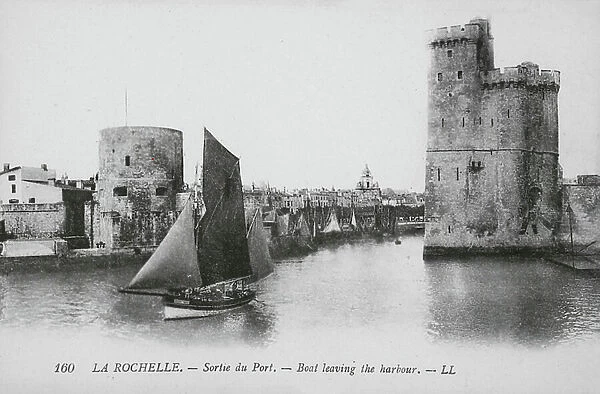 La Rochelle: Sortie du Port (b / w photo)