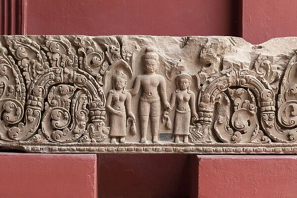 Lintel, from western Prasat Chikreng, Siem Reap, angkorian period, Baphuon style, 11th century, sandstone, national museum of Cambodia, Phnom Penh, Cambodia