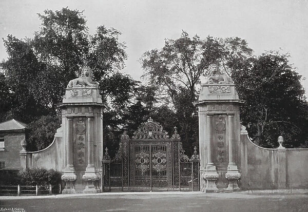 The Lion Gates, Hampton Court (b / w photo)