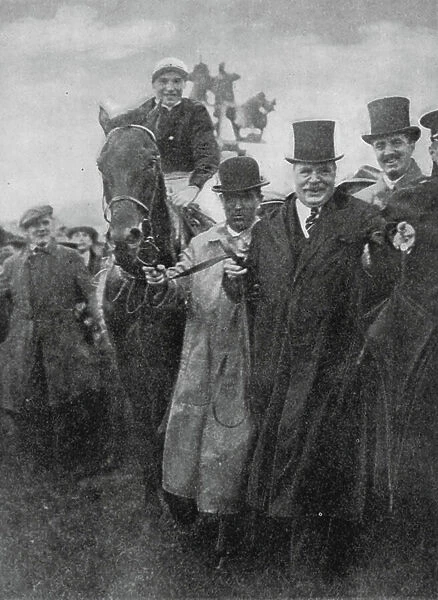 Lord Derby wins the Derby, 1924 (b / w photo)