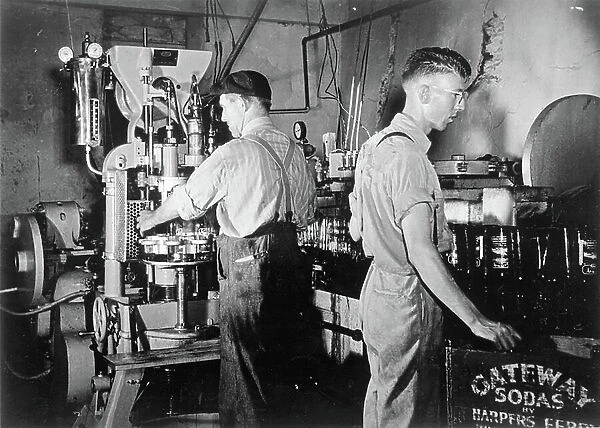 Men working at the Gateway Soda Factory, Harper's Ferry, West Virginia (b / w photo)