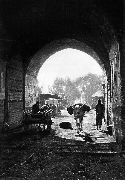 Nan Shih Men, gate, Beijing, 1920 (photo)