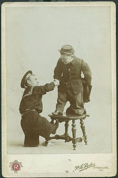 New York: 2 dwarfs disgusted in military, an infantryman and a sailor shakes hands, 1898 - Harry Spreck, Curtis Spreck