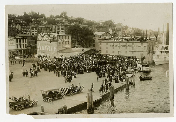 Newburgh: reception on dock, 1909 (gelatin silver photo)