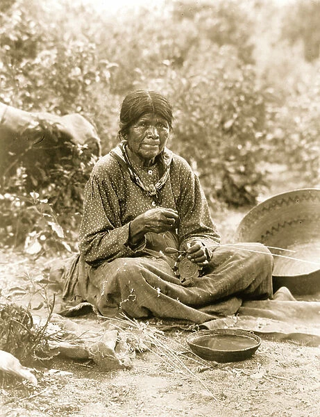 Paiute basket maker 1902 (photo)