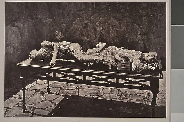 Petrified remains exhumees in Pompei (Italy) - Photography, 1880-1900, original print (20x25 cm) by contact, excerpt from an ancient work on Naples, 19th century