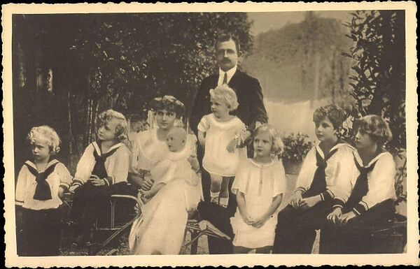 Photo Ak Kaiser Karl I of Austria with Zita and many children (b  /  w photo)