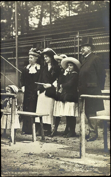 Photo Princesses Margarete, Alix and Anna of Saxony in the zoo