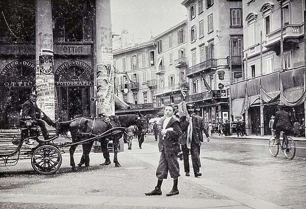 Piazza San Carlo and Corso Vittorio Emanuele II in Milan. On the left, under the arches, the optician shop and photography Murer-Duroni