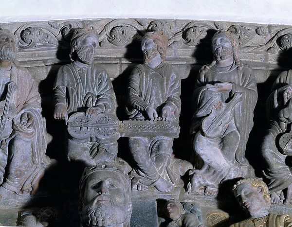Detail of the Portico de la Gloria depicting musicians (stone)