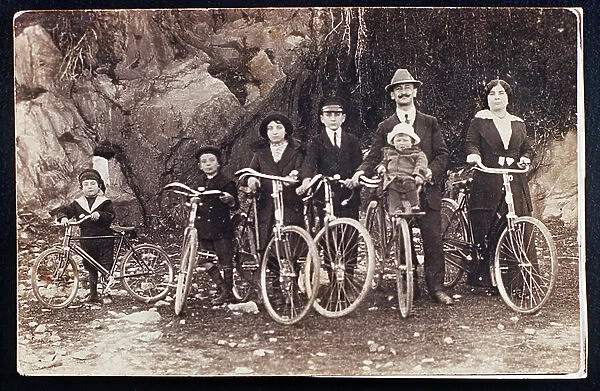 Portrait of a large family on a bicycle ride. Italy 1910 approx