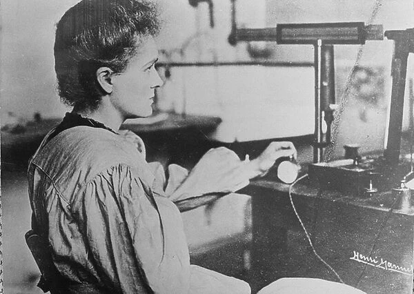 Portrait of Marie Curie (1867-1934) (b  /  w photo)