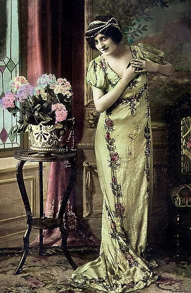 Postcard depicting a fashionable woman, c. 1910 (photo)