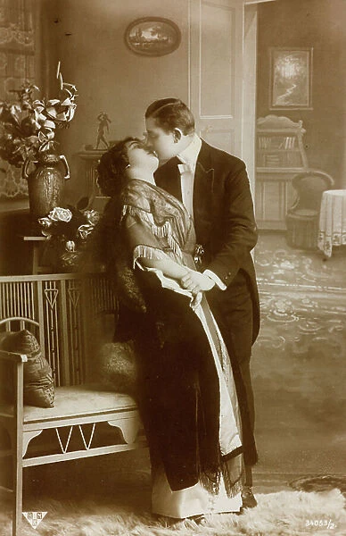 Postcard depicting two lovers while kissing each other, 'Album para Tarjetas postales'