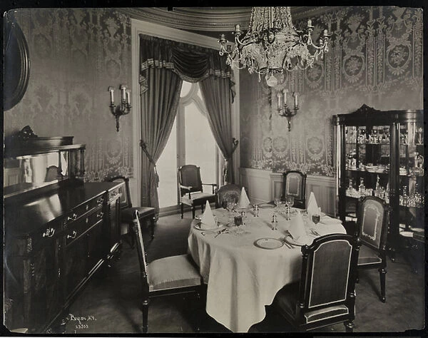 Private dining room at the Hotel Knickerbocker, 1906 (silver gelatin print)