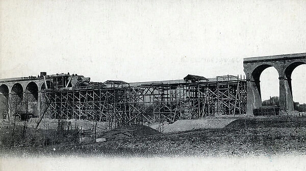 Reconstruction of the viaduct of Dannemarie (viaduct de la Largue) in Haute Alsace, 1915 (b / w photo)