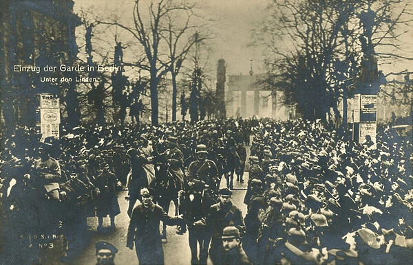 Returning German troops marching on Unter den Linden, Berlin, December 1918 (b  /  w photo)