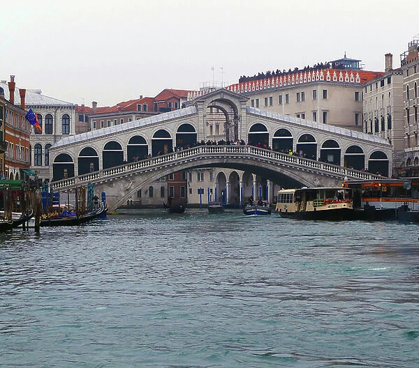 The Rialto Bridge in Venice (photo)