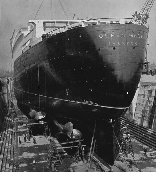 RMS Queen Mary: Hull and propellers (b  /  w photo)