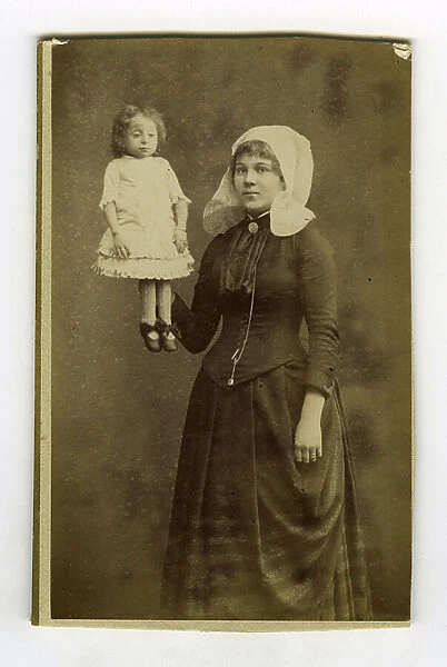 Rouen, Seine-Maritime (76), Haute-Normandie, France, A young woman and her dwarf little daughter, 1884