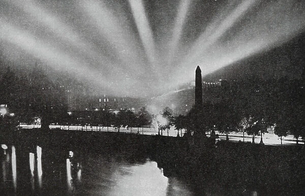Searchlights above Victoria Embankment, London, World War I, 1914 (b / w photo)