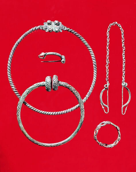 Selection of jewellery, including a brooch from Saint-Etienne-au-Temple, Marne, Tene I, c