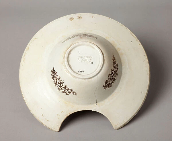 Shaving bowl. Manufactory Pickman. Reverse. 19th century. Museum inventory no: 400.1