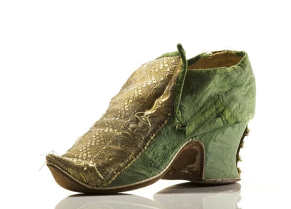 Shoe, 1720s (silk damask & golden metal thread)