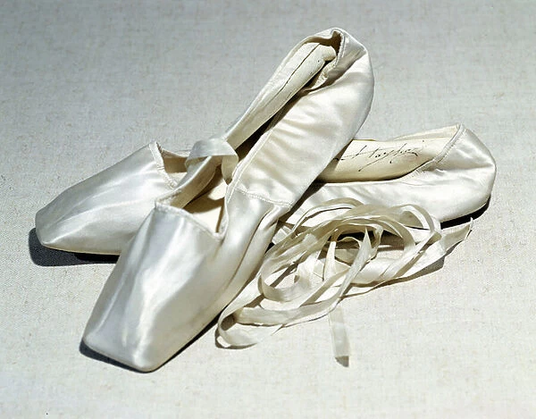 Signed ballet shoes belonging to Maria Taglioni (1804-84) (photo)