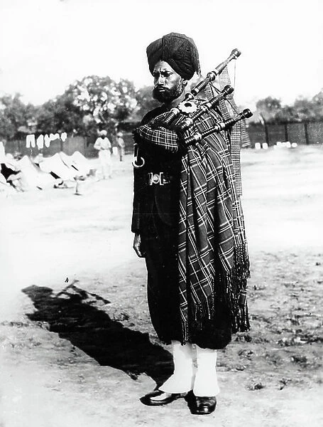 Sikh Regimental Piper, 1900 (b / w photo)