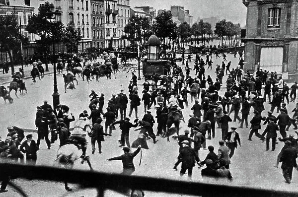 Strike of workers in Le Havre, France : riots between unemployed persons and police, 1922
