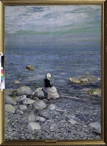 Sur le rivage de la Mer Noire (At the Black Sea Shore). Une femme seule et elegante, assise sur les rochers de la plage, regarde l horizon sur la mer