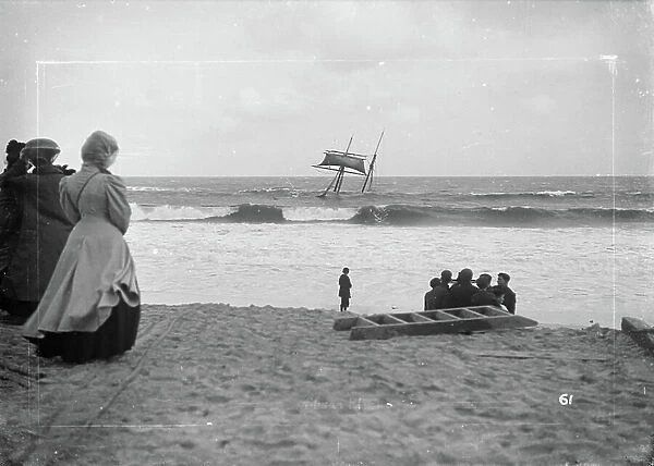 Susan Elizabeth wrecked on the beach during a gale, 1907 (glass negative)