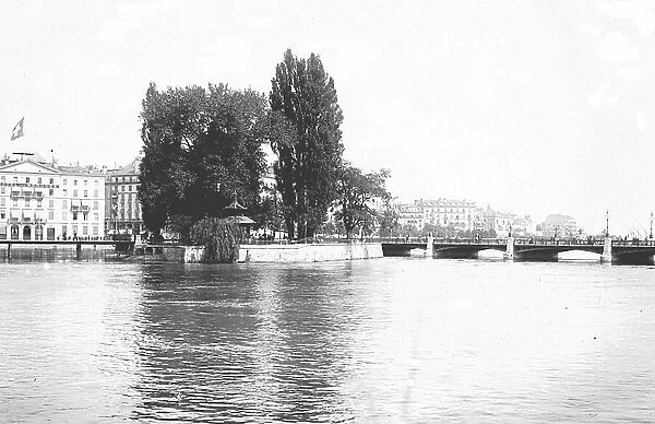 Switzerland, Canton of Geneva, Geneva: Port of Geneva with Swiss bridge and flag and island J J Rousseau. Animated view, 1900 - commerce: Hotel des Bergues