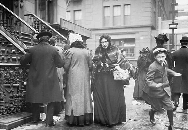 Taking home baskets, Salvation Army Christmas dinner, New York, 1908 (b  /  w photo)