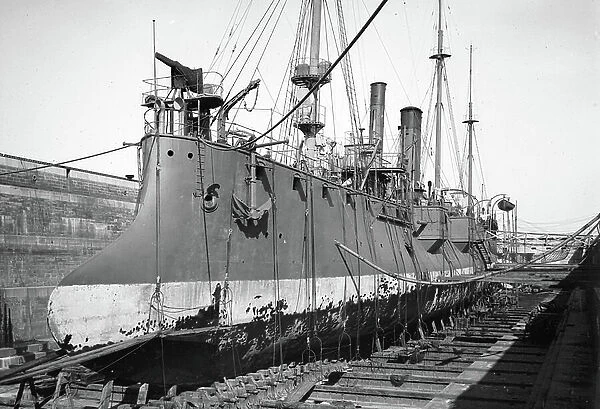 Tunisia, Bizerte: Arsenal of Sidi Abdallah (Sidi Abdellah), the Lalande cruiser in repair at the Radoub basin, dry hold, 1907 - Cruiser Lalande