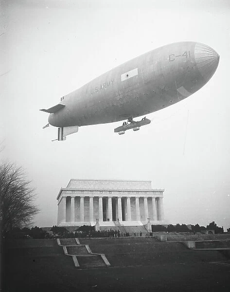 U. S. Army Blimp over Lincoln Memorial, Washington DC, 1930 (b / w photo)