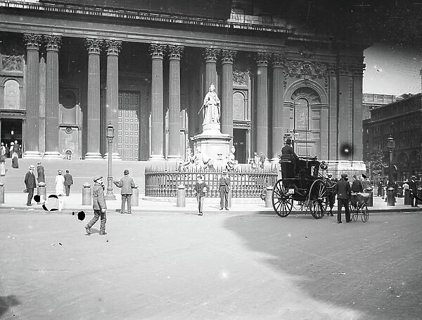United Kingdom, London: commemorative statue in front of the Tate Gallery Museum, 1895