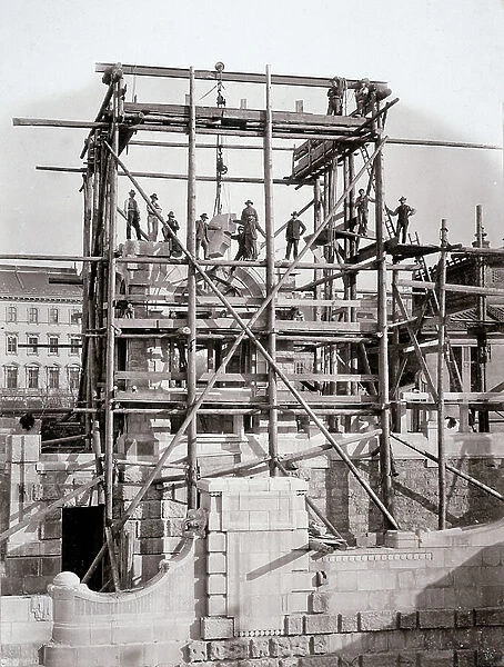 Vienna: workers and building contractors on a scaffolding during the works for a building