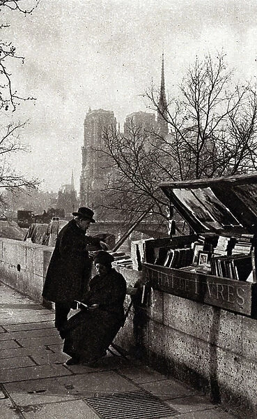 View of the book owners on the Quai de Montebello in Paris, 1904 (photo)