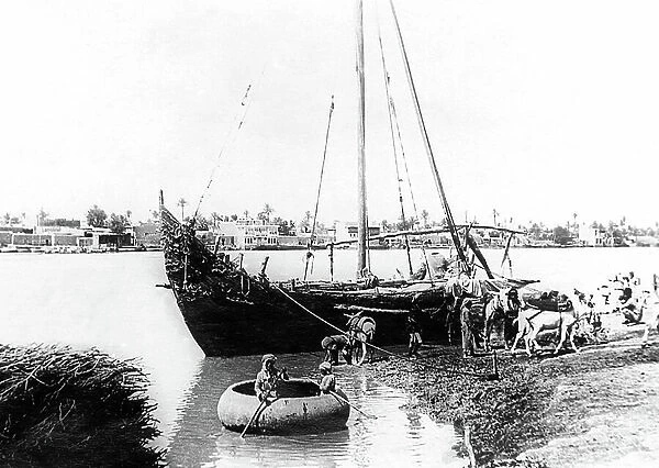 View of the harbour and the banks of river Tiger in Baghdad, Iraq in 1914-1917