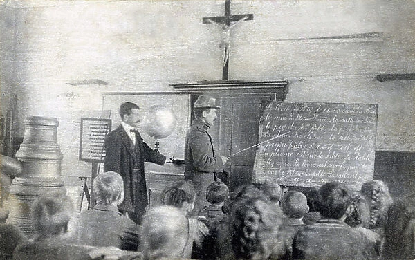 War of 1914-1918 (14-18) - French class made in November 1914 in the school of a village in Haute-Alsace by a French soldier in the presence of the German teacher - period postcard, private collection