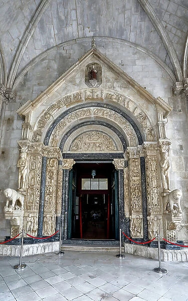 West portal of the Cathedral of St. Lawrence in Trogir (photo)