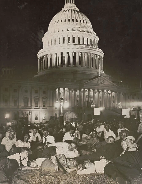 Western Bonus Army lays siege to Capitol, spend night on plaza lawns, 1932 (b  /  w photo)