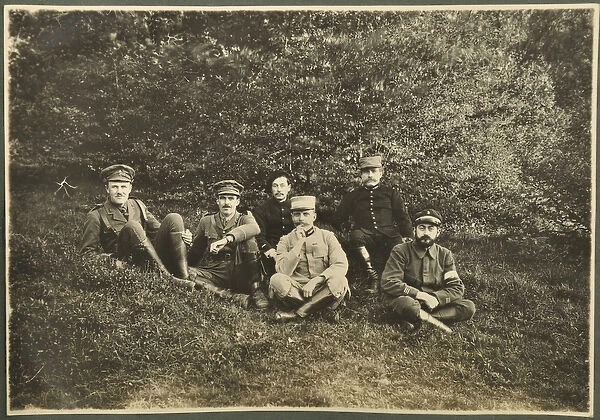 William Lawrence Bragg and Harold Roper Robinson with others, Vosges, 1915 (b  /  w photo)