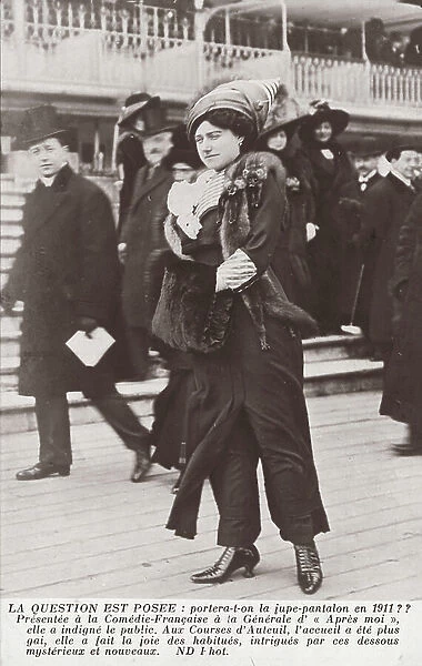 Woman wearing culottes (b / w photo)