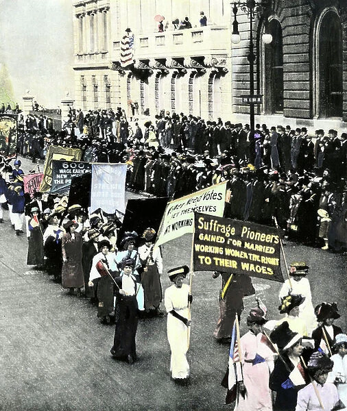 Women's suffrage march on Fifth Avenue, New York, 1911 (photo)